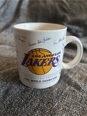 LOS ANGELES LAKERS 1988 WORLD CHAMPIONS MUG FACSIMILE AUTOS KAREEM MAGIC PAPEL